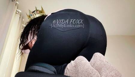 A Farting Queen with the Booty of a Giantess