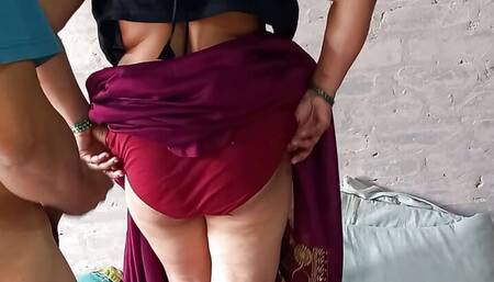Hot sexi bhabhi ki sari me dogs style me chudai