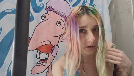 Scene Fairy Dyes Her Hair with Her Bare Hands