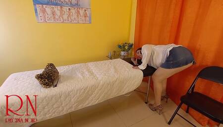 Masseur fucks the slut in pussy and mouth