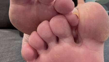 Daytime Rough Sole Ignore - Watch as Goddess Alya rubs her rough soles and wiggles her yellow nail polish covered toes in this sexy foot ignore clip