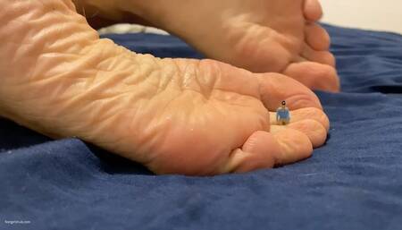 MEAN GIANTESS MAKES HER FRIEND CRUSH HER SHRUNKEN TINY BOYFRIEND - MOV HD