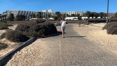 Risky public peeing in jeans shorts