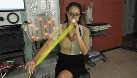 Lucy Purr Blows and Twists Entertainer Balloons (MP4 - 1080p)