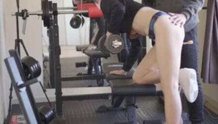 ジムで彼とホットパンツ姿でトレーニング。トレーニング中なのに乳首を刺激され、感じてしまっておちんちんをオネダリSEX フィットネス／ホットパンツ／トレーニング／着衣SEX