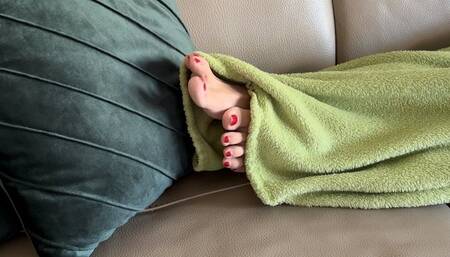 SEXY TOES WITH RED NAIL POLISH PEEKING UNDER THE BLANKET - MOV HD