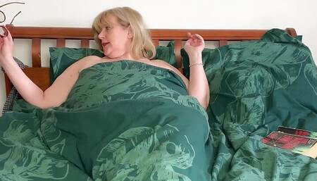 Big Tit Mature Naked in bed enjoying a sloppy finger fuck session