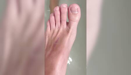 worship my big legs in bathroom show