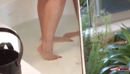 Mature Lesbians Vivian and Mckenzie Eat Each Other Out in the Bathtub