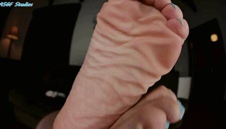Get close to Wrinkles, worship those soles - MOV