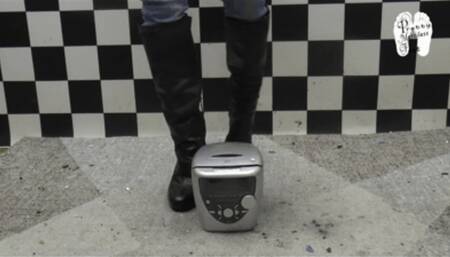 Poor Radio under merciless Boote