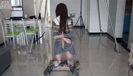 xy14-Chinese girl wearing gray JK experiences rope bondage