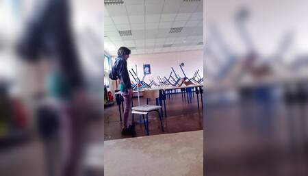 Jeune minet qui aime se toucher