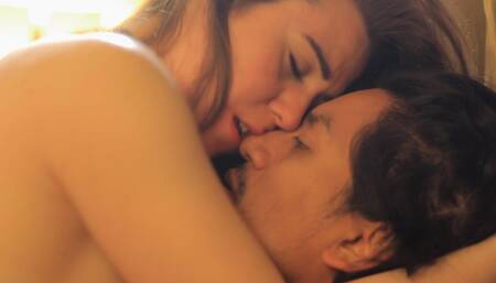 Latino does a favor for the secretary in exchange for getting his nationality