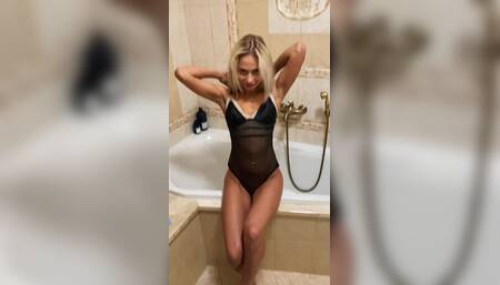Petite blonde bombshell playing with her pink pussy ????
