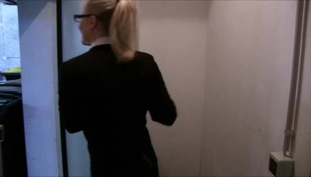 Büro Bitch P**** dreist in den Aufzug