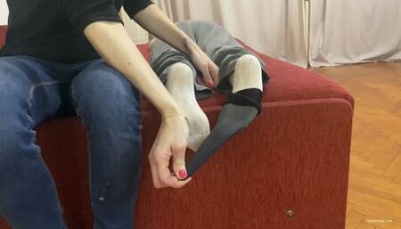 ROOMMATE IS PLAYING WITH HER SMELLY NYLON FEET - MP4 Mobile Version