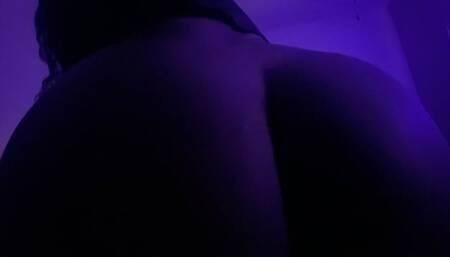 Shaking that big booty in college dorm