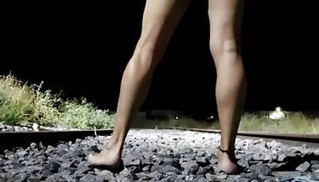 En las vias del tren desnudo