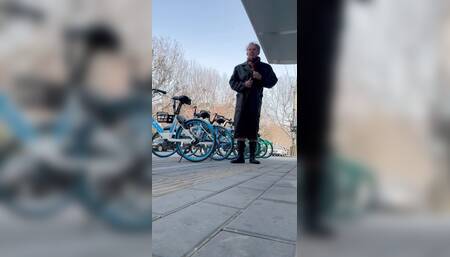 Show myself naked at bus stop in Beijing
