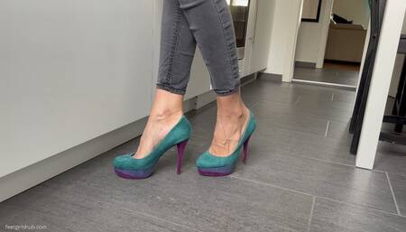 COOKING IN EXTREMELY HIGH HEELS - MOV HD