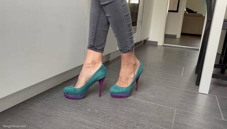 COOKING IN EXTREMELY HIGH HEELS - MOV Mobile Version