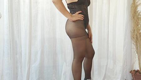 Stephanie ultra sexy footjob in Pantyhose with her dildo