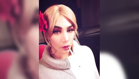 Elegant Blonde smokes a Saratoga 120