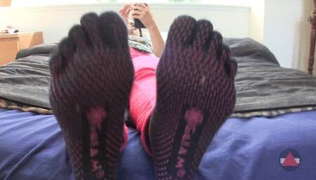 Toe socks make her uncontrol her urges