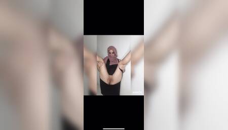 Arab wearing big heels and licking big dick