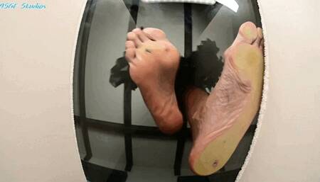 Moody Milf barefoot GIANT crush! - MP4