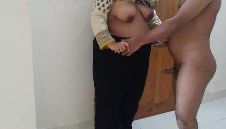 18 sal ke Sexy Badi Gand wali naukarane ko Valentine's Day par kitchen mey choda gaya