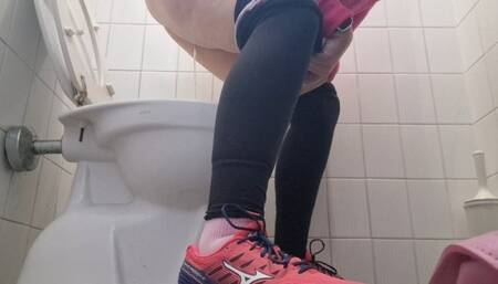 Big farts big pee in public toilet 720HD