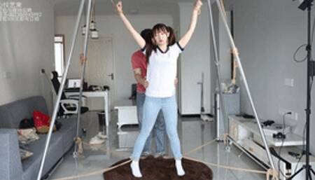 xy26-Girl in jeans is tied up by her boyfriend and hangs up her hands