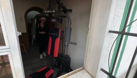 The old car makes fun of karlotta