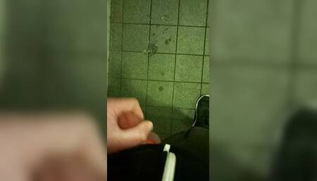 Gay wank in public toilett