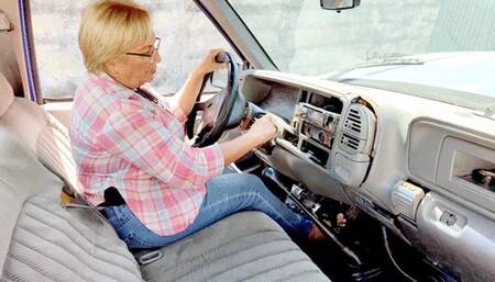 Diana Senior Amazing Cranking Battle with the Chevy Cheyenne 1998