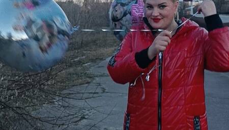 play with hellium balloons on street