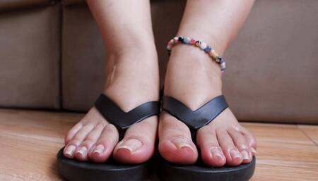 Dolce teasing you showing her bigtoes on a extreme close up - TOE FETISH - FOOTSIE - FOOT FETISH - POINTED TOES - BIG TOES - FOOT PLAY - TOE PLAY - WEDGED FLIP FLOPS - NO POLISHED TOENAILS - NATURAL NAILS