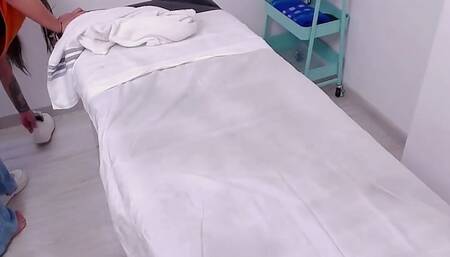 HOT MASSAGE TO NEWLY MARRIED BIG ASS GIRL, HER HUSBAND ALREADY KNOWS WHAT'S GOING TO HAPPEN