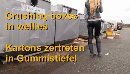 Crushing boxes in wellies - Kartons zertreten in Gummistiefeln