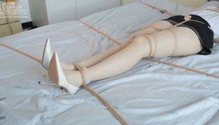 xy38-A girl wearing sexy stockings is tied to the bed by her boyfriend