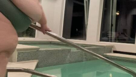 SSBBW Splashes in the Pool and Weighs In