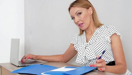 Sweetheart Gina Monelli knows how to play with her wet hole