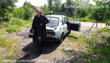 89 B - Jenny Skoda revving in boots pedal