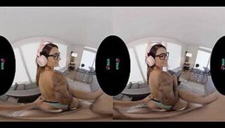 VRHUSH Gamer girl Alexis Zara gets fucked with her stream on