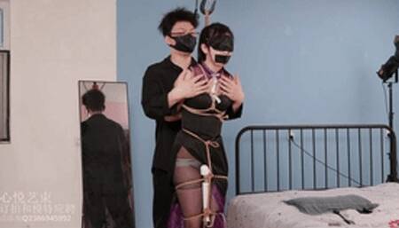 xy44-Chinese girl wearing Chinese cheongsam is hung by a rope and enjoys orgasm