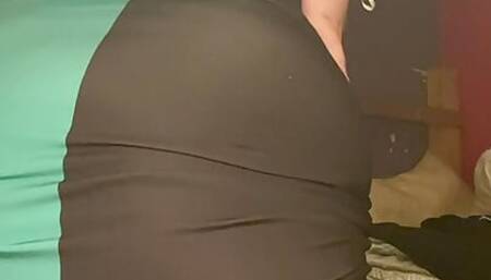 Thicc girl farts in dress