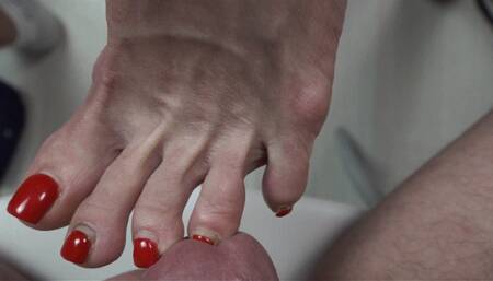 toes play with peehole (1080p)