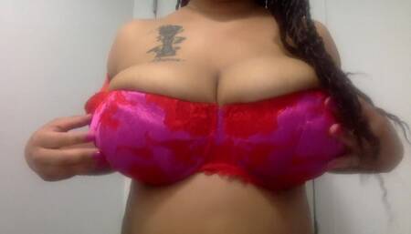 Ebony MILF Bounces Big Tits- Watch This Black Girl Massage Her Big Boobs in Homemade Film